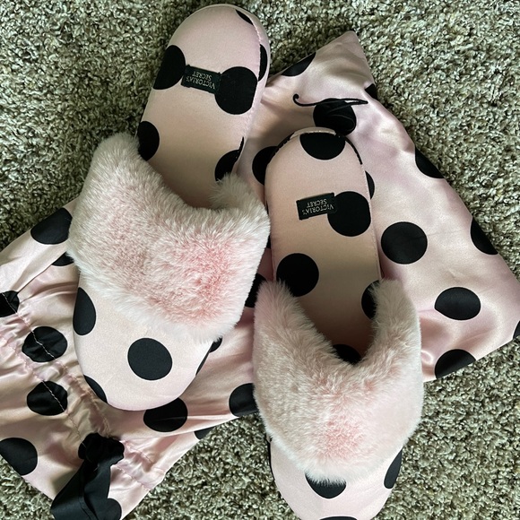 Womens pink and black size medium house shoes - Picture 2 of 3